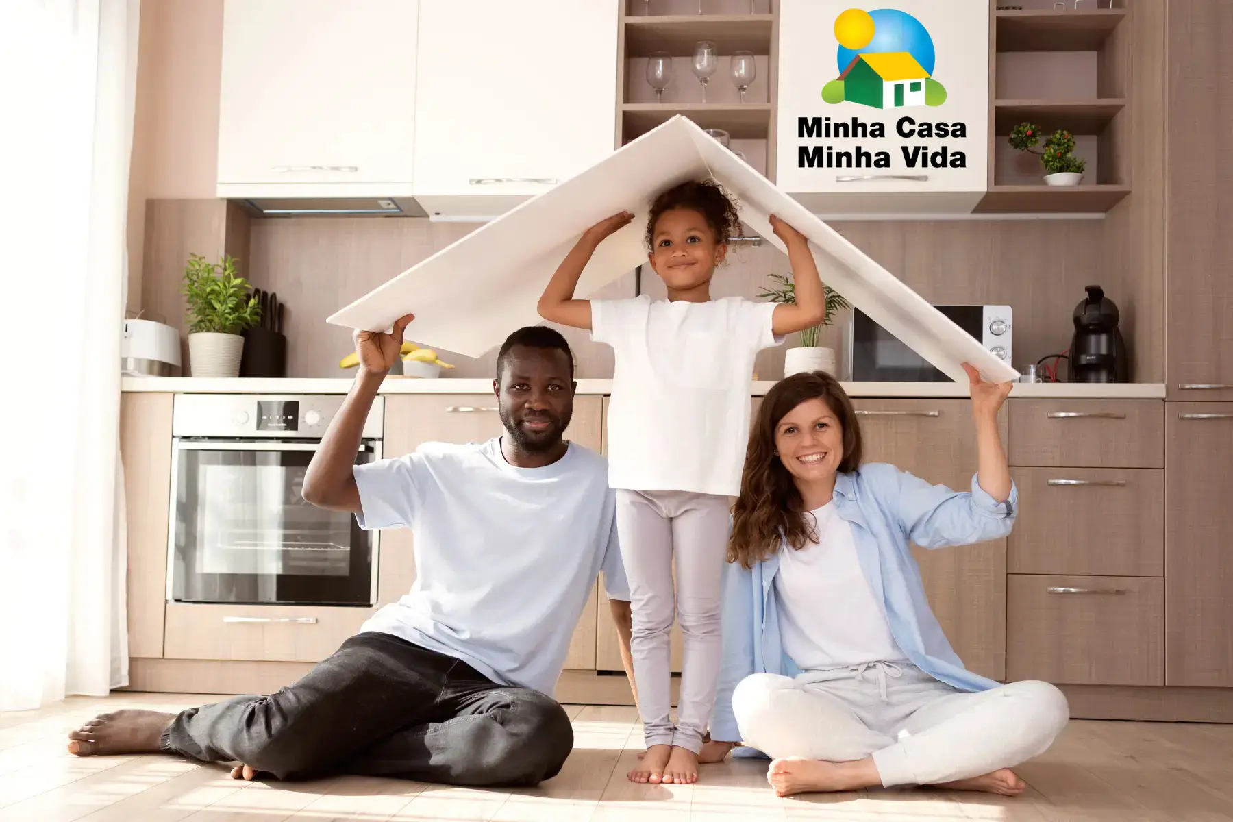 Foto de uma família feliz na casa nova comprada com a GVS Imóveis.