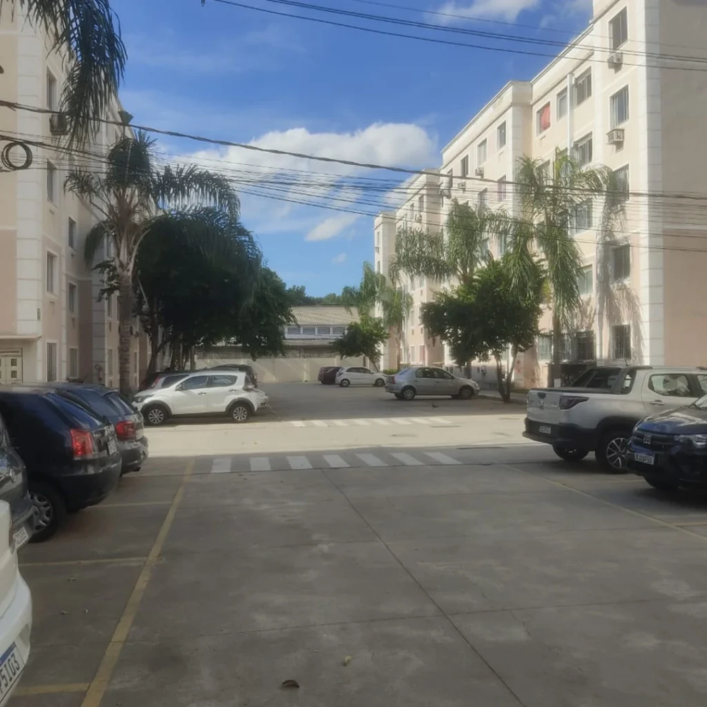 FACHADA DO CONDOMÍNIO COM APARTAMENTO 2 QUARTOS.