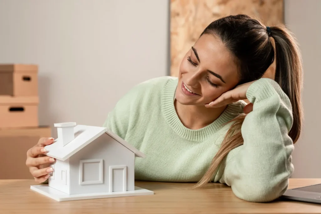 Mulher feliz na casa nova. pagina sobre a GVS.